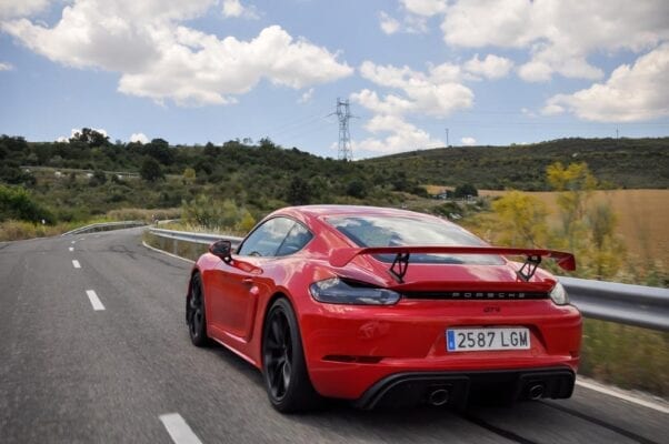 Porsche 718 Cayman GT4  tres cuartos trasero