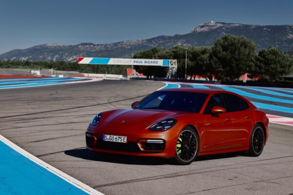 Prueba gama E-Hybrid del Porsche Panamera en el circuito de Paul Ricard