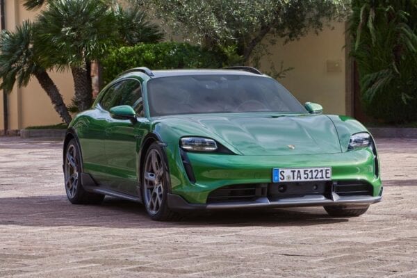 Porsche Taycan Cross Turismo verde