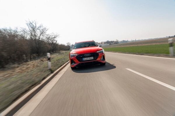 Audi e-Tron Sportback movimiento frontal