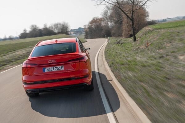 Audi e-Tron Sportback trasera movimiento