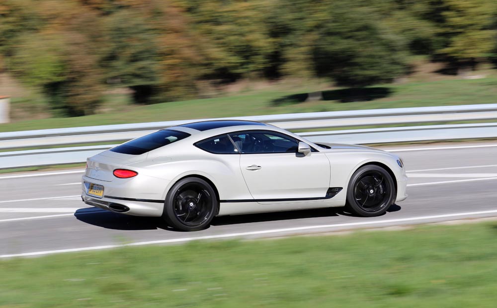 Bentley Continental GT W12 2020 en carretera