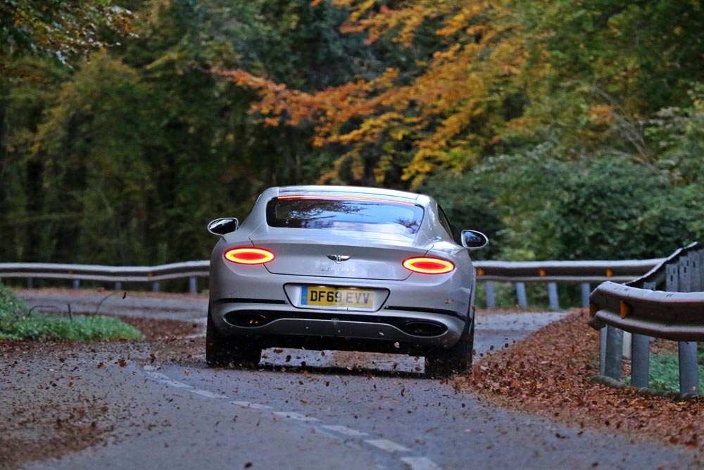 Bentley Continental GT W12 trasera en carretera