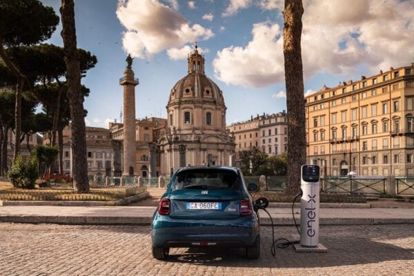 Fiat 500e prueba enchufado