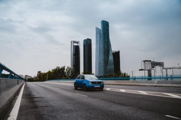 Honda e Advance en ciudad