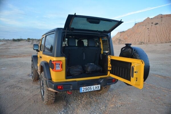 Jeep Wrangler Rubicon maletero