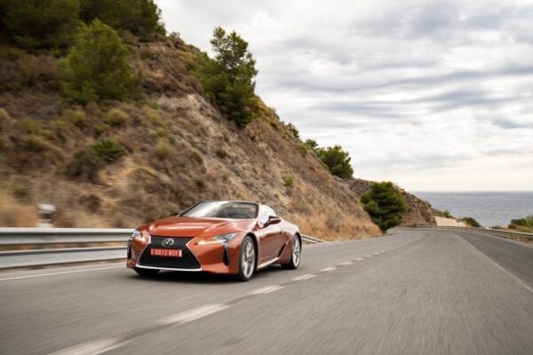 Lexus LC 500 Cabrio en carretera frontal