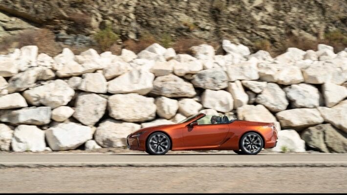 Lexus LC 500 Cabrio perfil en carretera