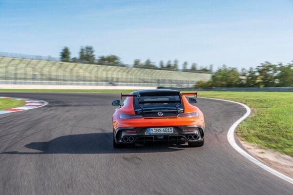 Mercedes AMG GT Black Series trasera en circuito