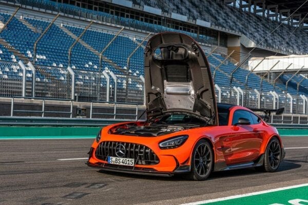 Mercedes AMG GT Black Series capó abierto