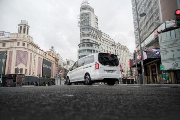 Mercedes EQV 300 en ciudad