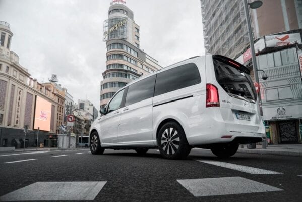 Mercedes EQV blanca en ciudad