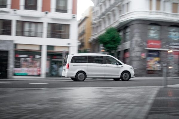 Mercedes EQV en ciudad