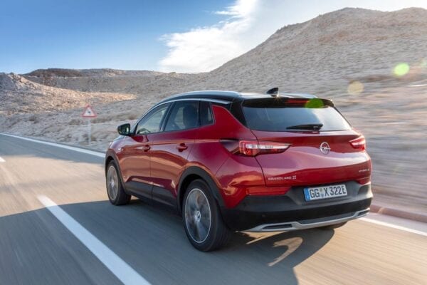 Opel Grandland X Híbrido enchufable trasera en movimiento