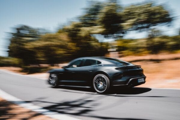 Porsche Taycan Turbo en carretera