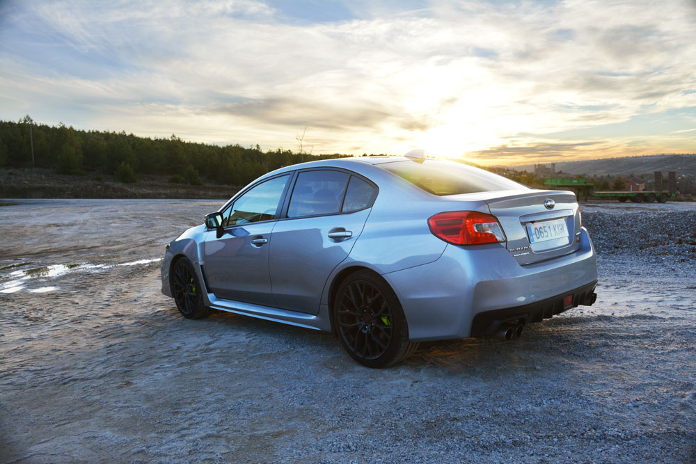 Subaru WRX STi puesta de sol