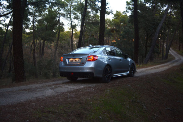 Subaru WRX STi prueba bosque