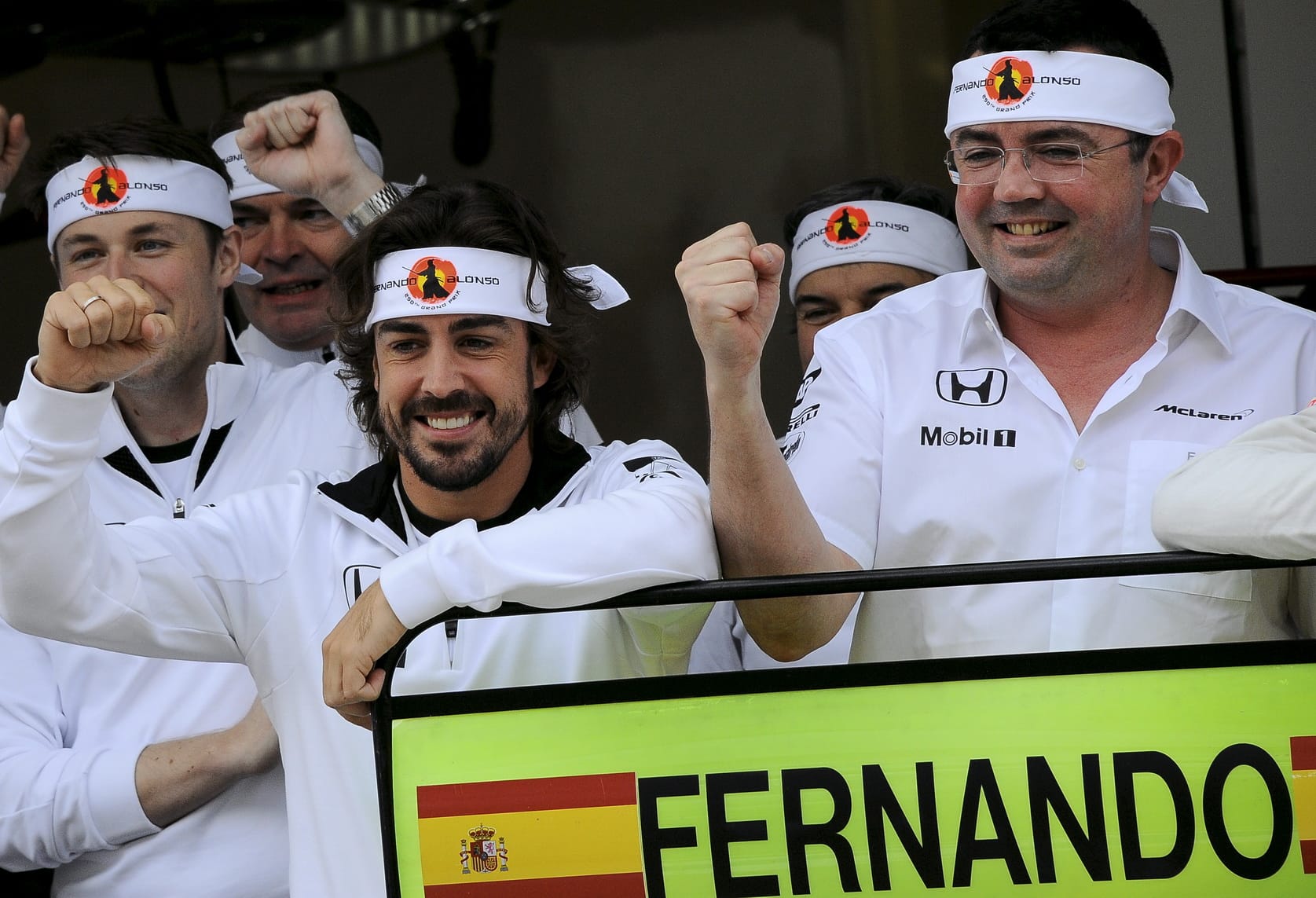 Fernando Alonso, con Eric Boullier tras el cartel en la celebración de los 250 GP de Fernando Alonso (ES) en F1 G.P. de F1. G.P. de Rusia 15 prueba del Mundial en el circuito de Sochi, el viernes 9 de octubre de 2015 *** Local Caption *** RUBIO