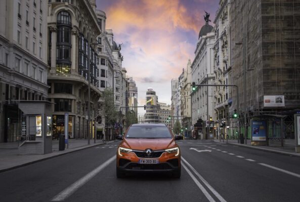 Renault Arkana E-TECH frontal movimiento