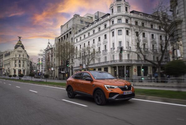 Renault Arkana E-TECH frontal movimiento