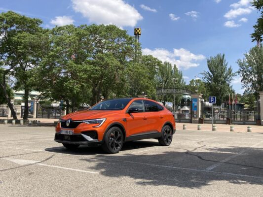 Renault Arkana E-TECH parque de atracciones