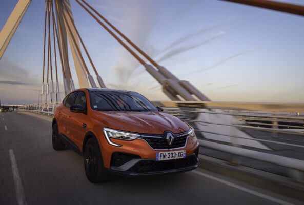 Renault Arkana E-TECH frontal movimiento