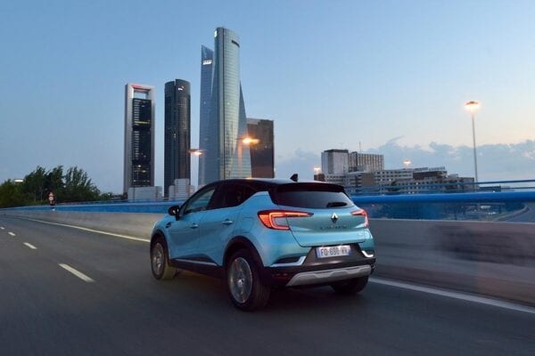 Renault Captur E-TECH tres cuarto trasero movimiento