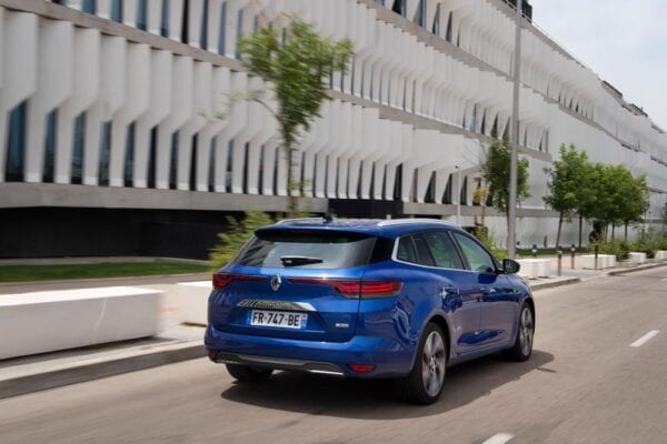 Renault Megane ST E-TECH tres cuartos trasera movimiento