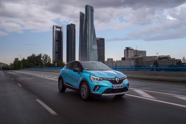 Renault Captur E-TECH tres cuartos delantero movimiento