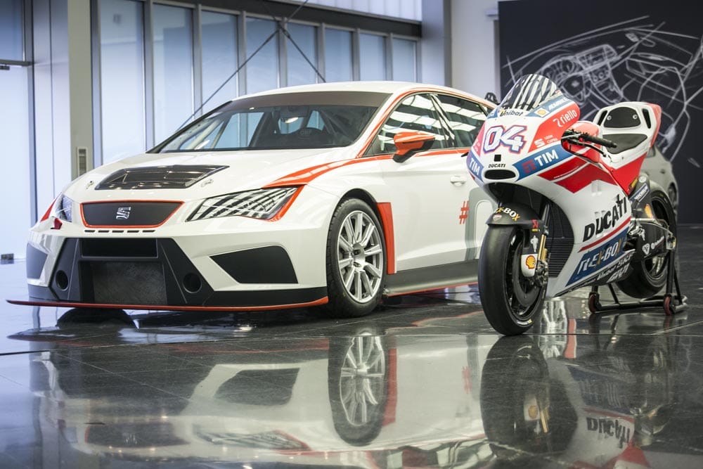 Conocemos en persona el SEAT León Cup Racer y su prima de dos ruedas, la Ducati Desmosedici