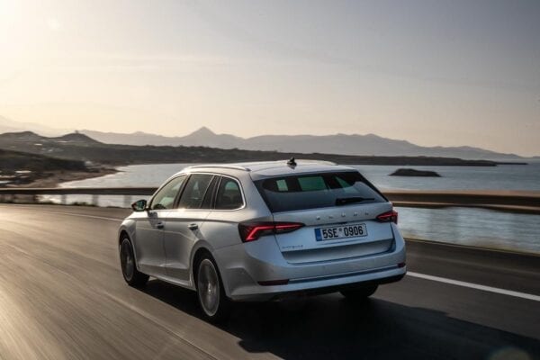 Skoda Octavia 2020 conducción tres cuartos trasera