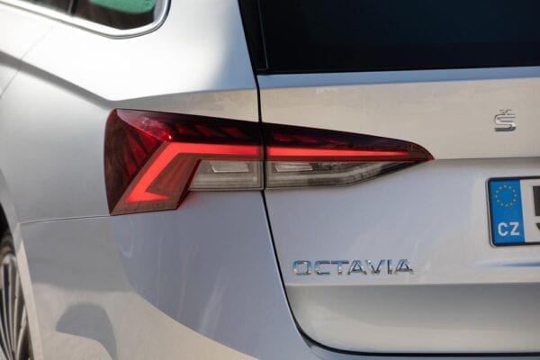 Skoda Octavia 2020 faro trasero