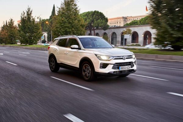 Ssangyong Korando GLP frontal movimiento