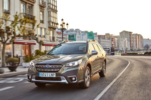 Subaru Outback Revista CAR movimiento