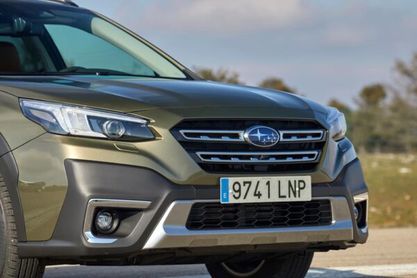 Subaru Outback Revista CAR detalle parrilla