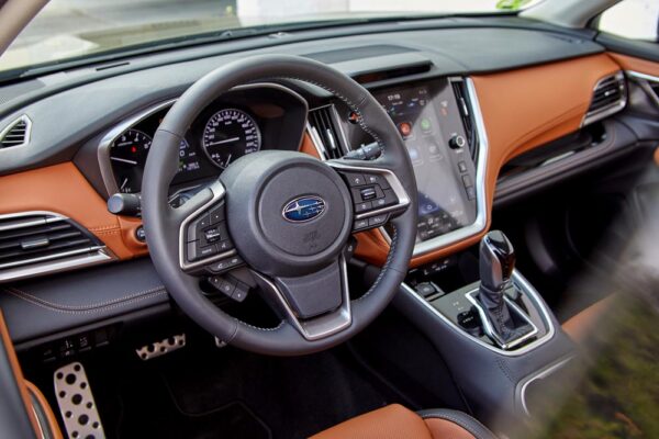 Subaru Outback Revista CAR interior volante