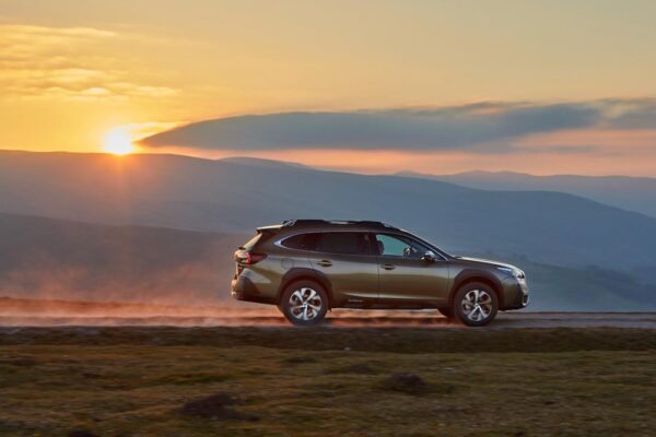 Subaru Outback Revista CAR lateral