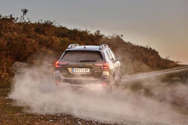 Subaru Outback Revista CAR trasera movimiento