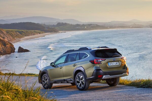 Subaru Outback Revista CAR tres cuartos