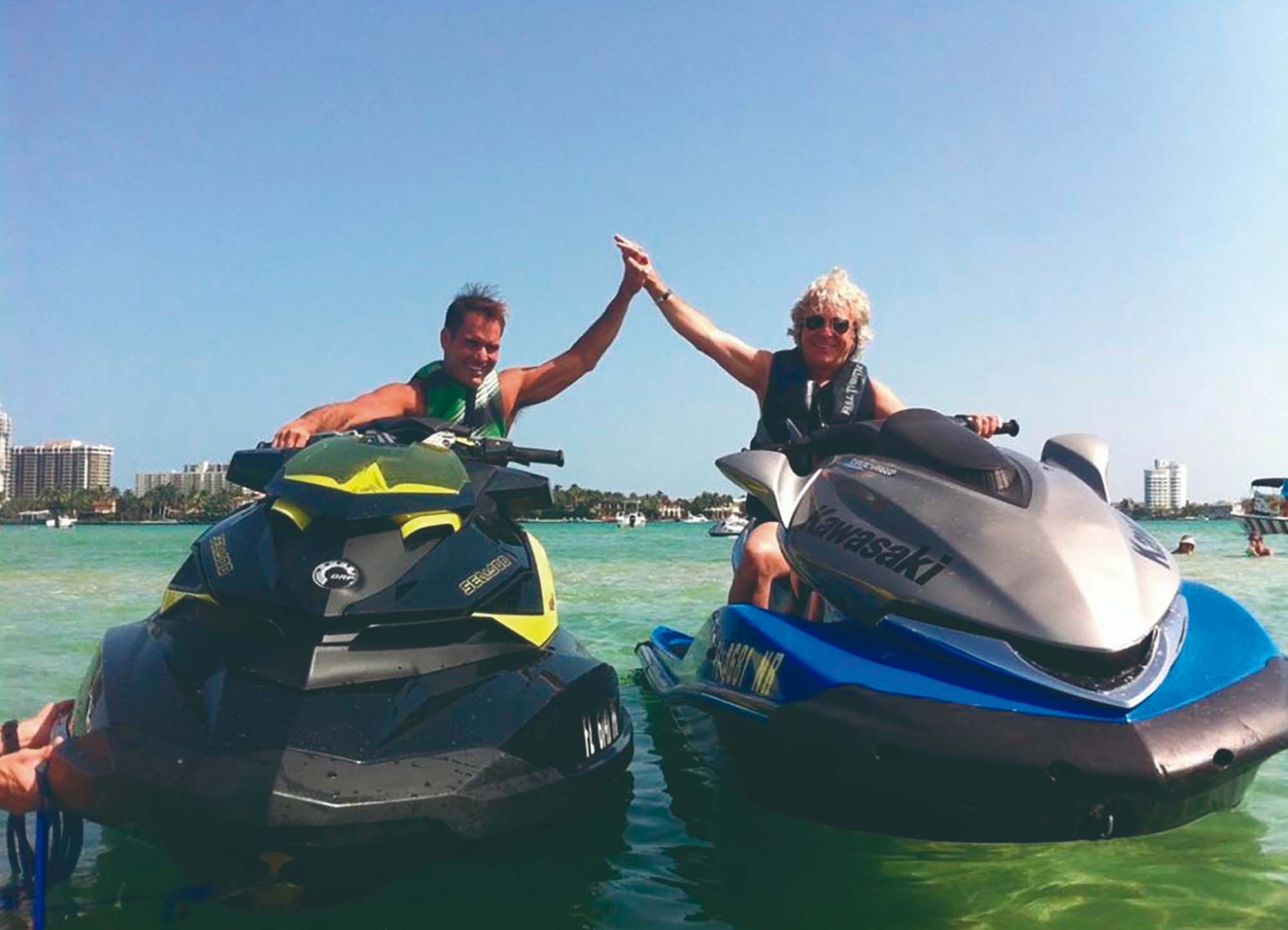 Nieto y Toñejo Rodriguez disfrutando de potentes motos de agua en la costa de Florida