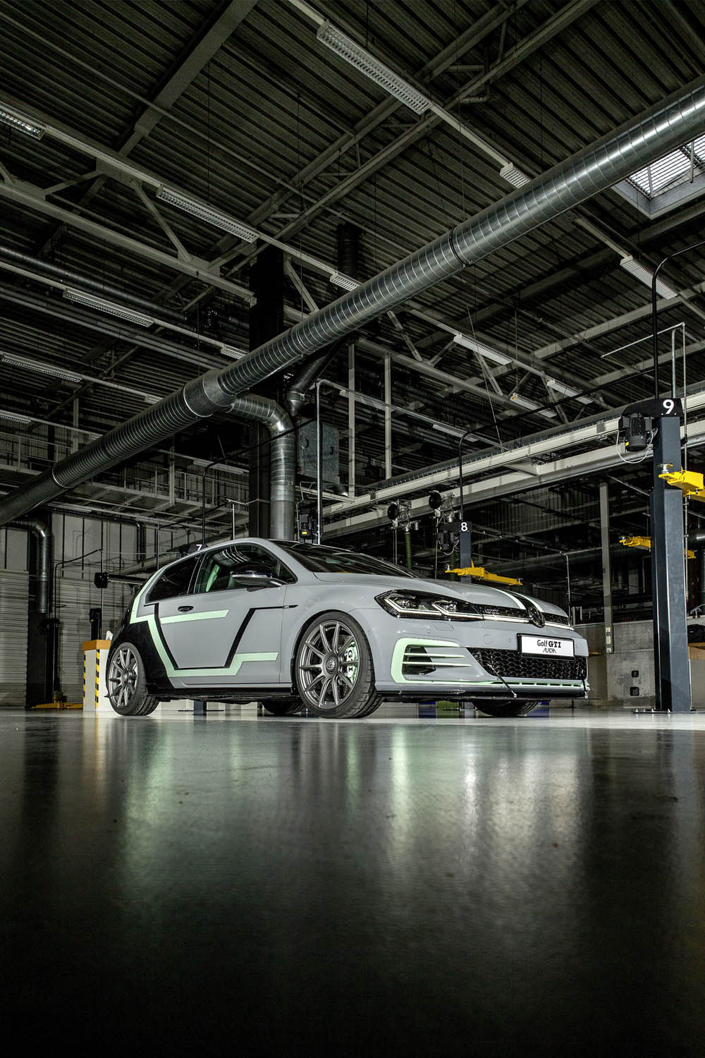 Volkswagen presenta en Wörthersee un GTI de 380 CV y un R de 400 CV