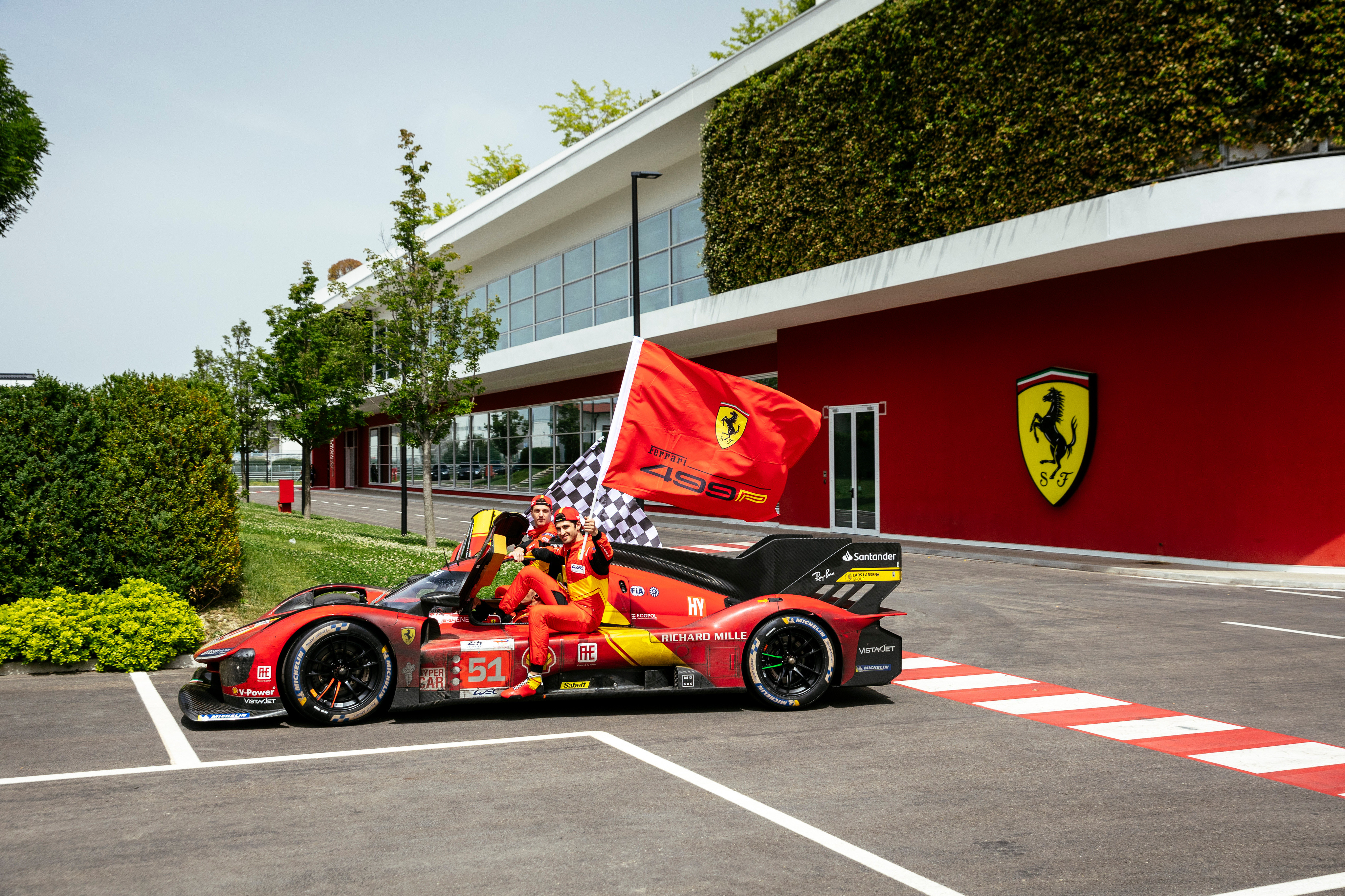 Ferrari celebra su victoria del centenario en las 24 horas de Le Mans