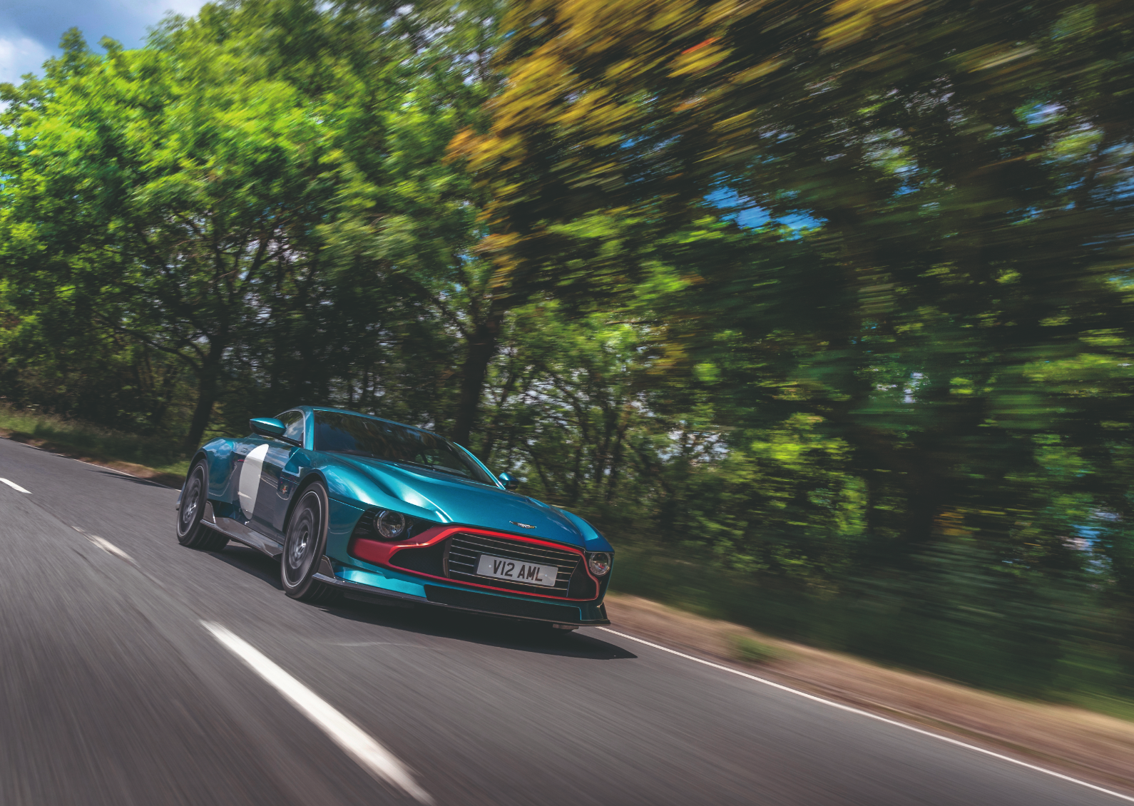 Test Rápido Aston Martin Valour: un coche perfecto para sentir la verdadera conducción