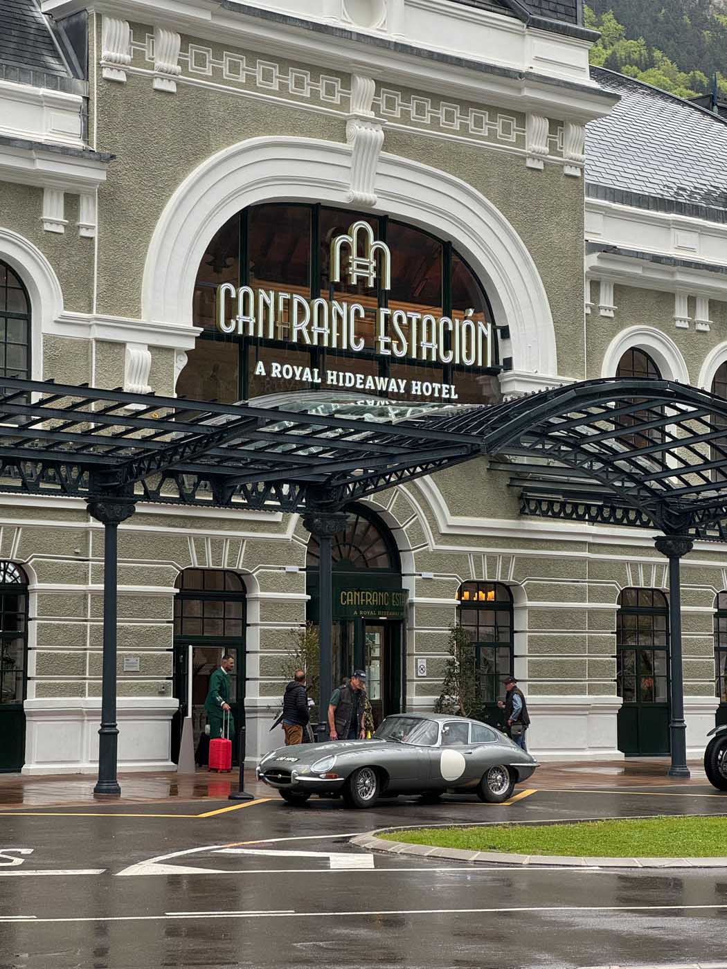 estación de Canfranc con un Porsche