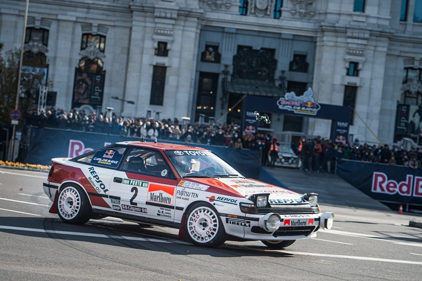 Carlos Sainz toma la Cibeles ante miles de personas