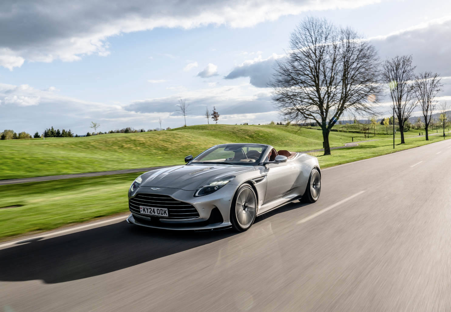 Aston Martin DB12 Volante: los amos del aire