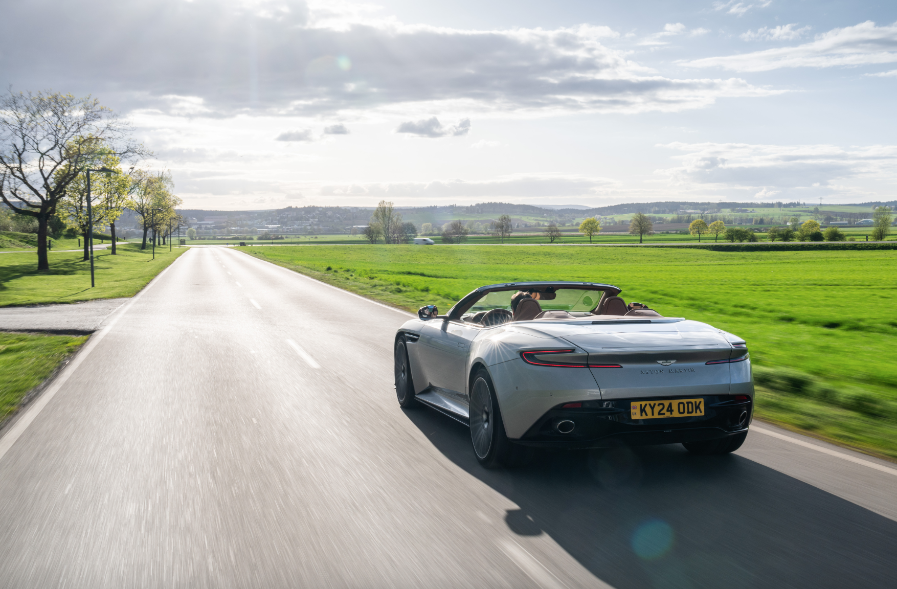 Parte trasera del Aston Martin DB12 Volante