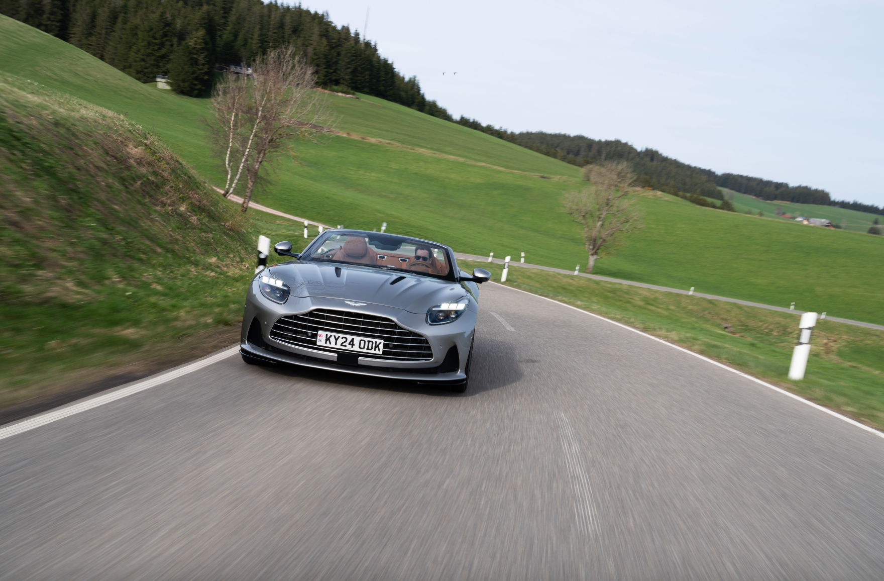 Aston Martin DB12 Volante en movimiento