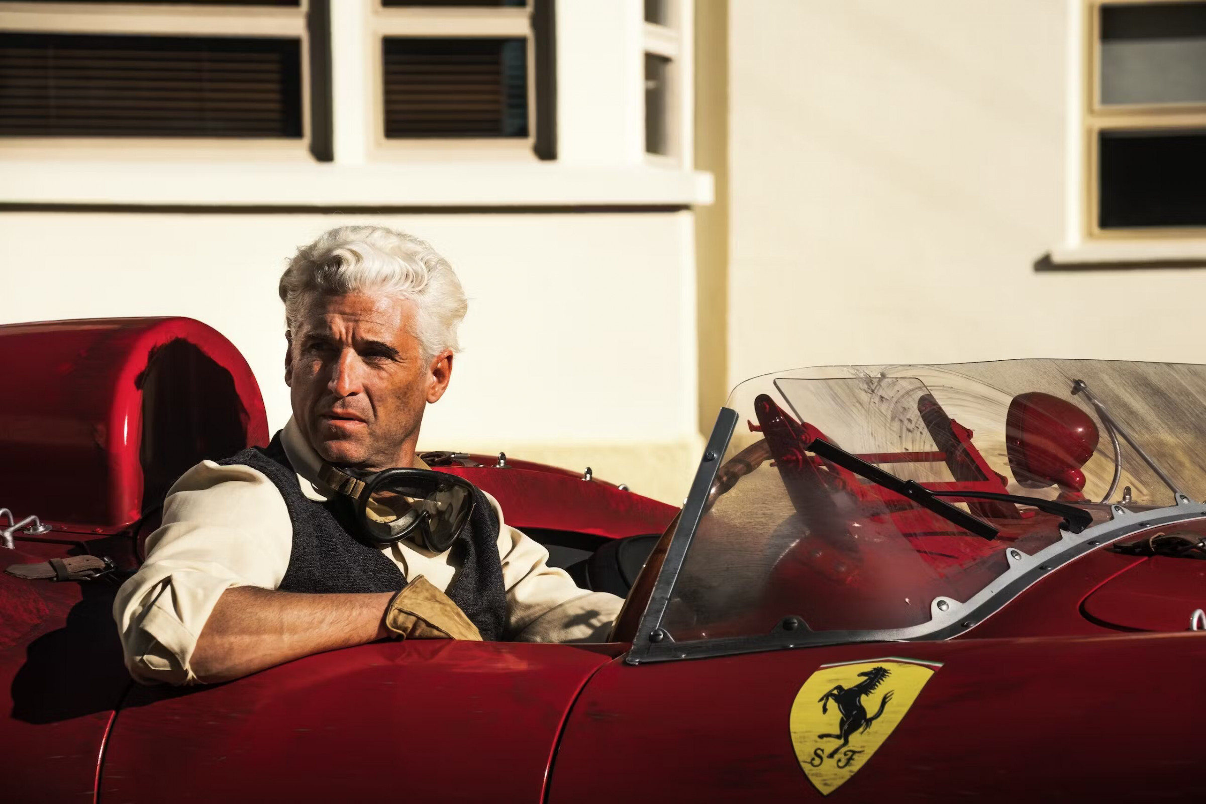 Patrick Dempsey interpretando a Taruffi en la película Ferrari