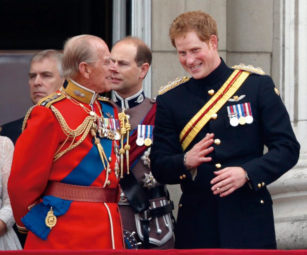 el Duque de Edimburgo junto al Principe Charlie